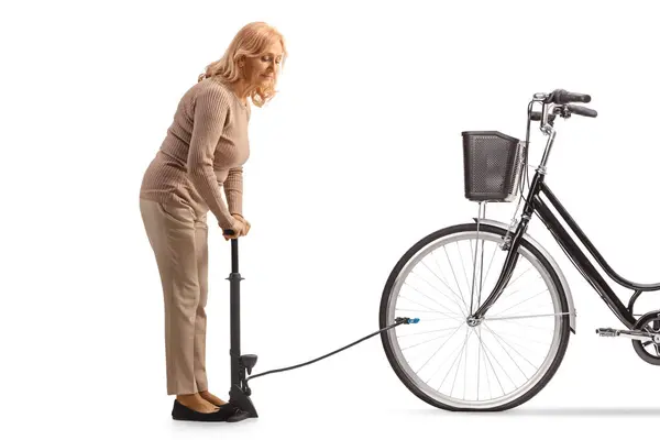 Mulher Usando Uma Bomba Manual Para Pneu Bicicleta Plana Isolado — Fotografia de Stock