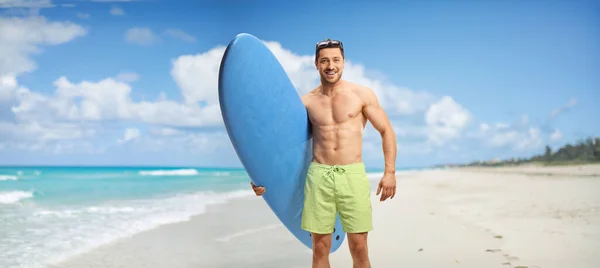 Man Beach Holding Surfing Board Smiling — Stock Photo, Image