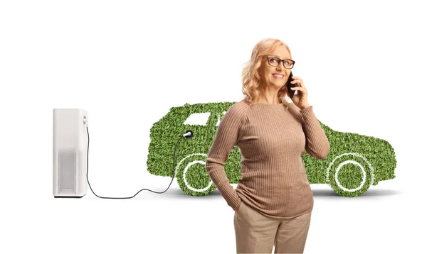 Vrouw Maakt Een Telefoontje Voorkant Van Groene Elektrische Voertuigen Geïsoleerd — Stockfoto
