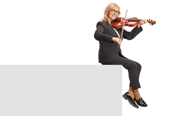 Donna Seduta Muro Suonare Violino Isolato Sfondo Bianco — Foto Stock