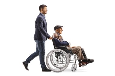 Oğul, beyaz arka planda sakat bir babayı tekerlekli sandalyeye itiyor. 