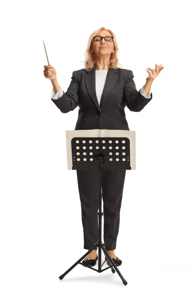 Full Length Portret Van Een Vrouwelijke Dirigent Regisseren Een Orkest — Stockfoto
