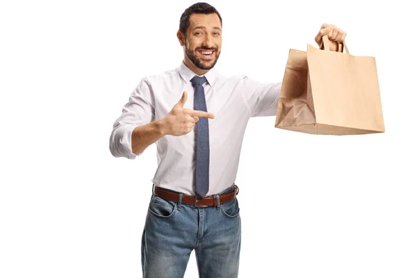 Homem Apontando Para Saco Papel Sorrindo Isolado Fundo Branco — Fotografia de Stock