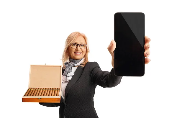 Donna Con Una Scatola Sigari Legno Telefono Cellulare Isolato Sfondo — Foto Stock