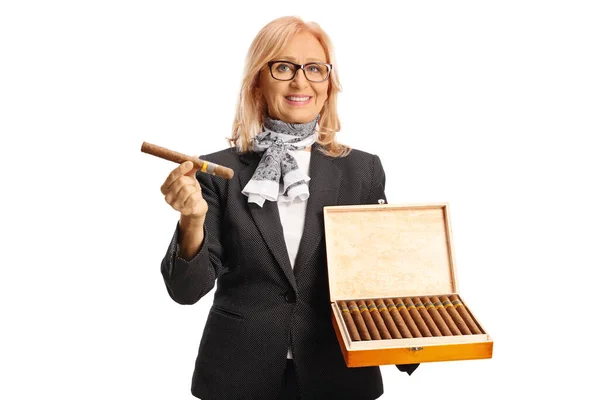 Elegant Medelålders Kvinna Presenterar Kubanska Cigarrer Isolerade Vit Bakgrund — Stockfoto