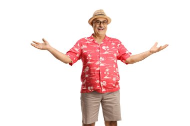 Beyaz arka planda izole edilmiş mutlu yetişkin erkek turist jestleri.