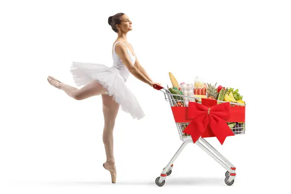 Ganzkörperaufnahme Einer Ballerina Die Tanzt Und Einen Einkaufswagen Mit Lebensmitteln — Stockfoto