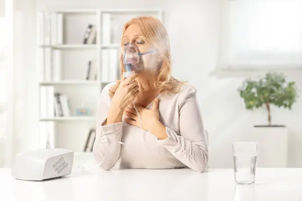 Woman Using Nebulizer Vapor Mist Home — Stock Photo, Image