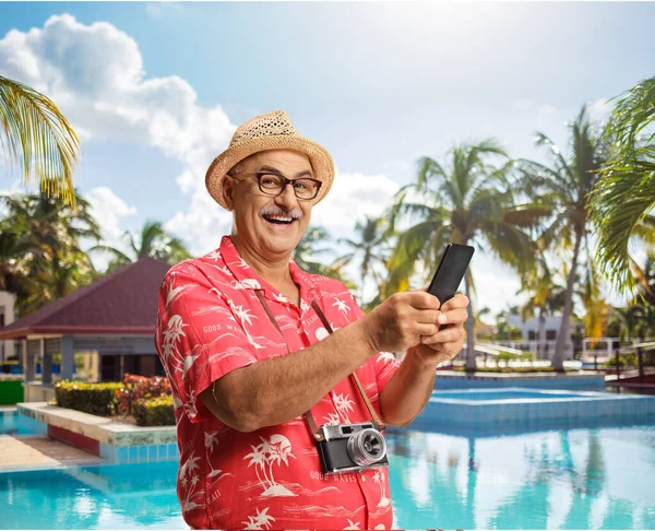 Volwassen Mannelijke Toerist Met Een Camera Met Een Smartphone Bij — Stockfoto