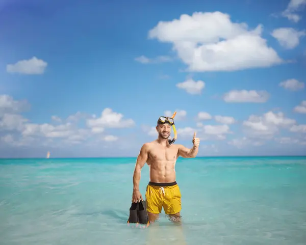 带着潜水面具和鱼翅站在海里 竖起大拇指的家伙 — 图库照片
