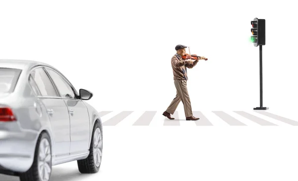 Idoso Atravessando Uma Rua Tocando Violino Isolado Sobre Fundo Branco — Fotografia de Stock