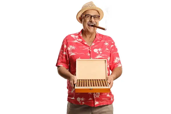 Wesoły Człowiek Trzymający Drewniane Pudełko Cygar Uśmiechnięty Odizolowany Białym Tle — Zdjęcie stockowe