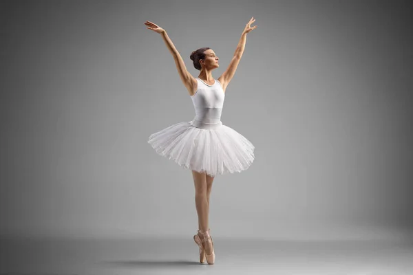 Full Length Shot Van Een Ballerina Dansen Geïsoleerd Grijze Achtergrond — Stockfoto
