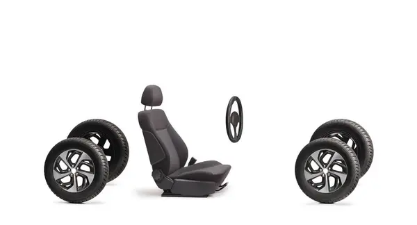 Vier Autobanden Autostoel Een Stuurwiel Geïsoleerd Witte Achtergrond — Stockfoto
