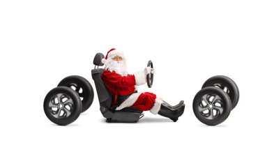 Noel Baba araba koltuğunda elinde direksiyonla beyaz arka planda izole edilmiş kameraya bakıyor.