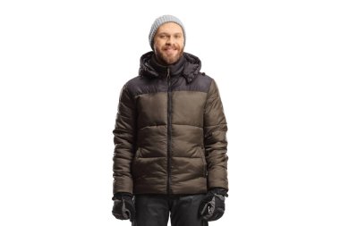 Beyaz arka planda tek başına duran kışlık ceketli ve pantolonlu bir adam.