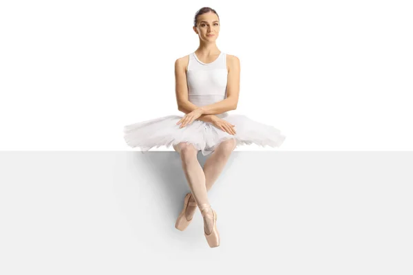 Foto Completa Una Bailarina Ballet Vestido Blanco Sentada Una Pared —  Fotos de Stock