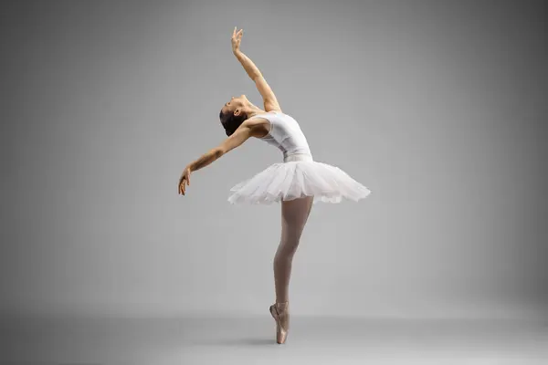 Largura Completa Una Bailarina Bailando Inclinada Hacia Atrás Aislada Sobre —  Fotos de Stock