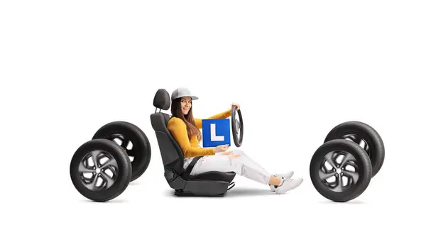 Junge Fahrerin Mit Lernschild Und Lenkrad Auf Weißem Hintergrund — Stockfoto