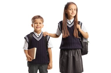 Üniformalı çocuklar beyaz arka planda izole edilmiş.