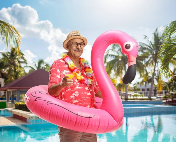 Maduro Turista Masculino Com Anel Borracha Flamingo Coquetel Beira Piscina — Fotografia de Stock