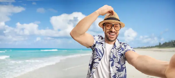 Young Man Straw Hat Glasses Taking Selfie Beautiful Beach — Stock Photo, Image