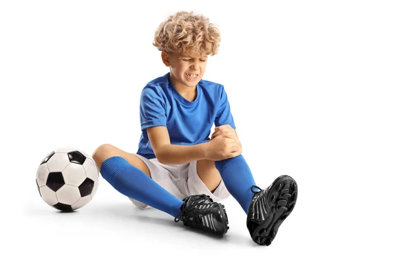 Niño Con Balón Fútbol Sentado Suelo Sosteniendo Rodilla Lesionada Aislada — Foto de Stock