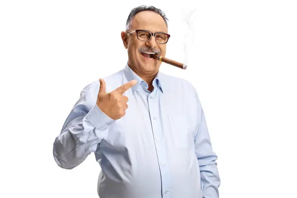 一个成熟的男人抽着雪茄 用白色的背景指着孤立的人 — 图库照片
