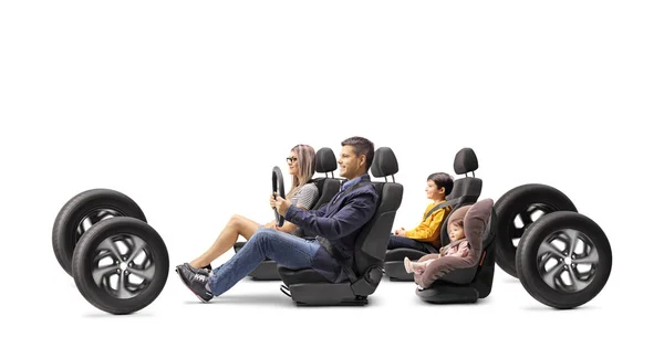Família Viajando Com Carro Pais Crianças Assentos Carro Isolados Fundo — Fotografia de Stock
