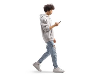 Gri kapüşonlu ve beyaz arka planda izole edilmiş akıllı telefonlu bir Z jeneratörünün tam boy profil fotoğrafı.