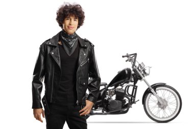 Deri ceketli, siyah eşarplı, beyaz arka planda motosikletli bir adam.