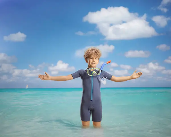 男孩穿着潜水衣 戴着面具 站在海里 — 图库照片