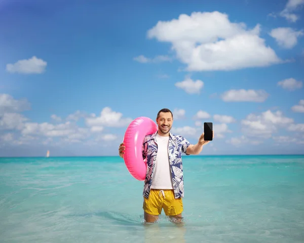 Gelukkig Jongeman Met Een Smartphone Een Zwemring Zee — Stockfoto