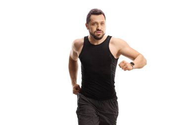 Beyaz arka planda izole edilmiş kameraya doğru koşan zinde genç bir adam.