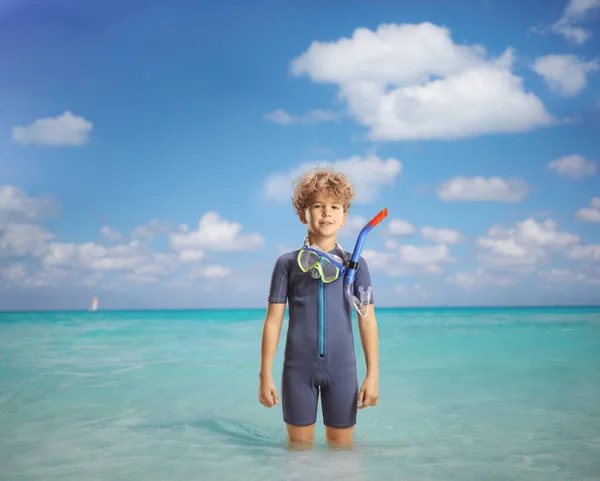 穿着潜水衣和面具站在加勒比海边的男孩 — 图库照片