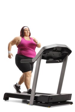 Beyaz arka planda izole bir koşu bandında koşan, spor elbiseli, iri yarı bir kadının tam boy fotoğrafı.