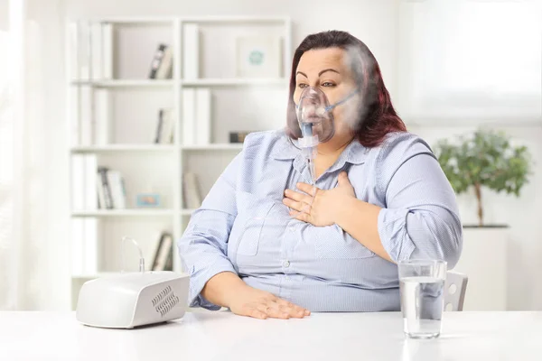 Kadın Göğsünü Tutuyor Evinde Buharlı Bir Nebulizör Kullanıyor — Stok fotoğraf