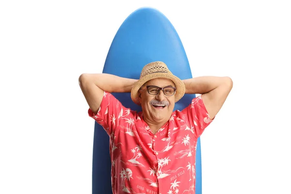 Sonriente Hombre Maduro Acostado Una Tabla Surf Aislado Sobre Fondo — Foto de Stock