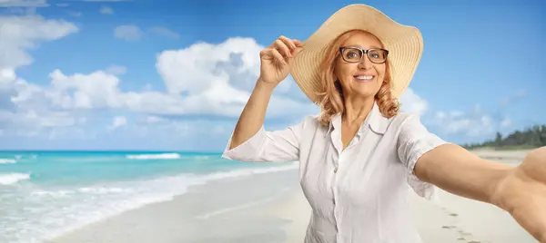 Beautiful Middle Aged Woman Straw Hat Taking Selfie Sea — Stock Photo, Image