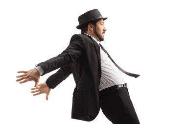 Takım elbiseli ve silindir şapkalı bir adam beyaz arka planda izole bir şekilde düşüyor.