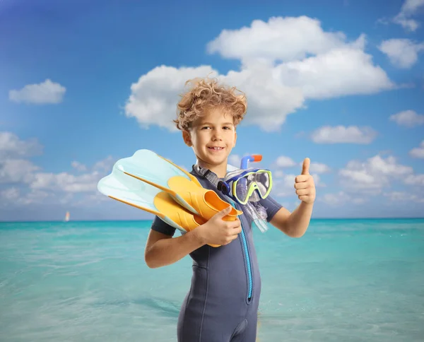 可爱的男孩 带着潜水装备在海里摆姿势 竖起大拇指 — 图库照片