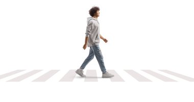 Uzun boylu, kıvırcık saçlı, beyaz arka planda izole edilmiş yaya geçidinde yürüyen bir adamın portresi.