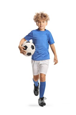 Futbol takımında koşan ve beyaz arka planda izole edilmiş bir topu taşıyan bir çocuğun tam boy portresi.