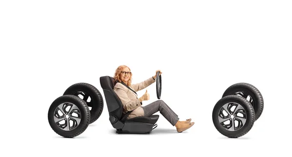 Ältere Frau Sitzt Auf Einem Autositz Hält Ein Lenkrad Und — Stockfoto