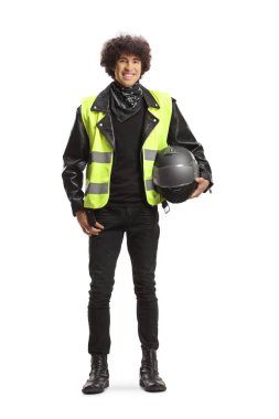 Beyaz arka planda izole edilmiş, kasklı ve güvenlik yeleği giyen bir motorcunun tam boy portresi.