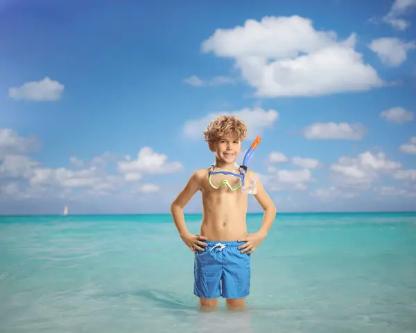 一个戴着潜水面具站在海里的男孩 — 图库照片