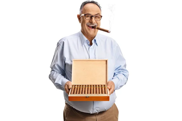 一个成熟的男人带着一盒带有白色背景的库班雪茄 — 图库照片