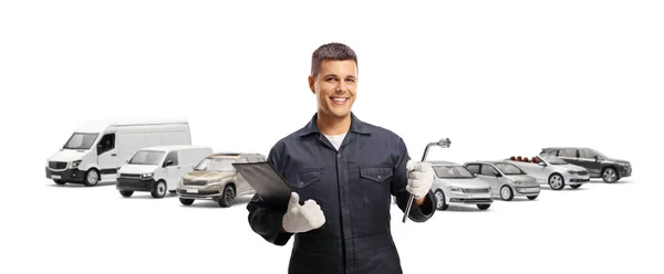 白い背景に隔離された駐車された車の前に道具を握る自動修理労働者 — ストック写真