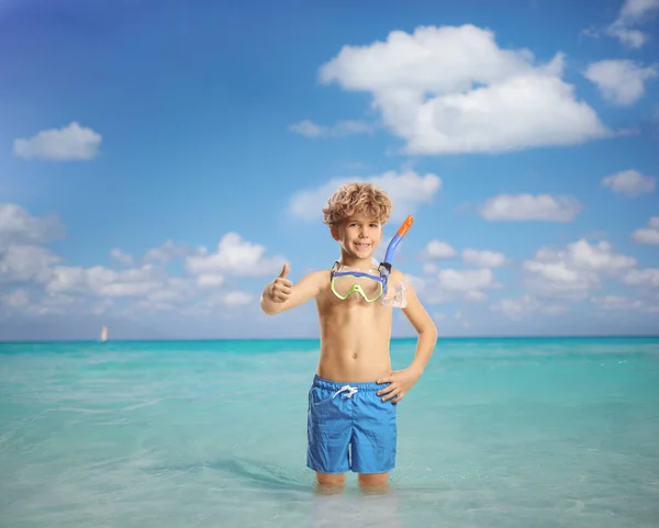 Dalgıç Maskeli Bir Çocuk Denizin Içinde Duruyor Işaret Ediyor — Stok fotoğraf
