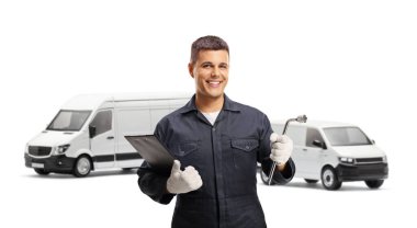 Minibüslerin yakınındaki araç tamir işçisi beyaz arka planda izole edilmiş